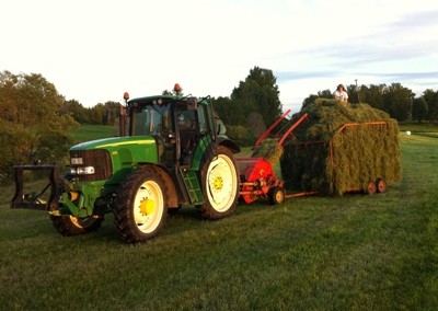 JD 6920 med en gammal Welger press