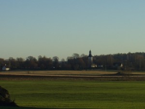 Höstvetet grönskar i november. Utsikt mot Knista kyrka.Höstvetet grönskar i november. Utsikt mot Knista kyrka.